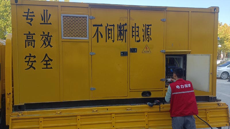 五峰柴油发电机组和UPS电源配合使用时，如何避免切换过程中的电力中断？